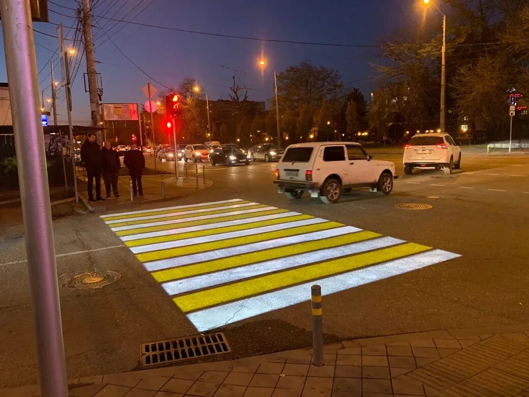 Светящийся пешеходный переход. Проекционный пешеходный переход. Освещение пешеходных переходов. Подсветка пешеходного перехода.