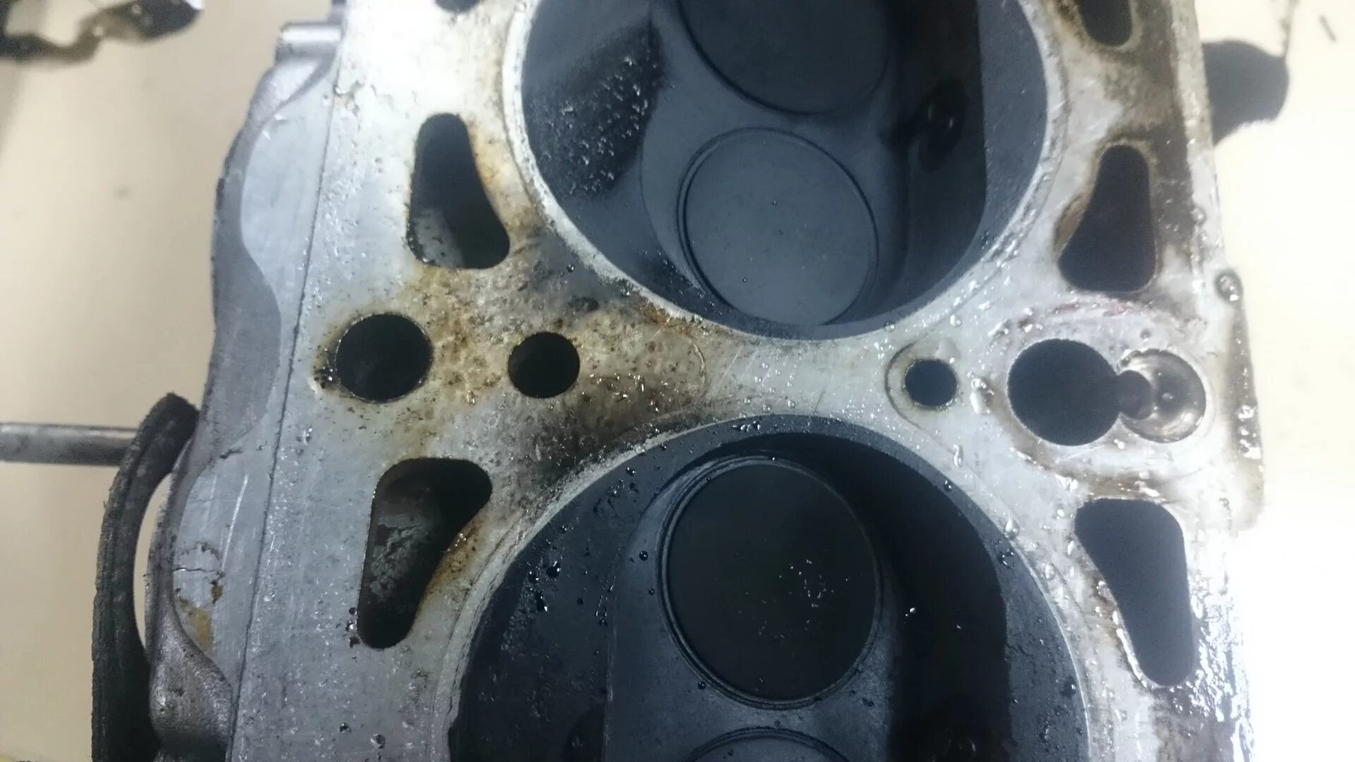 Прогар прокладки ваз 2110. Прокладка между 2 и 3 цилиндром. Прокладка между 2 и 3 цилиндром. Прокладка между 2 и 3 цилиндром. Прогоревшая прокладка гбц ваз 2114.