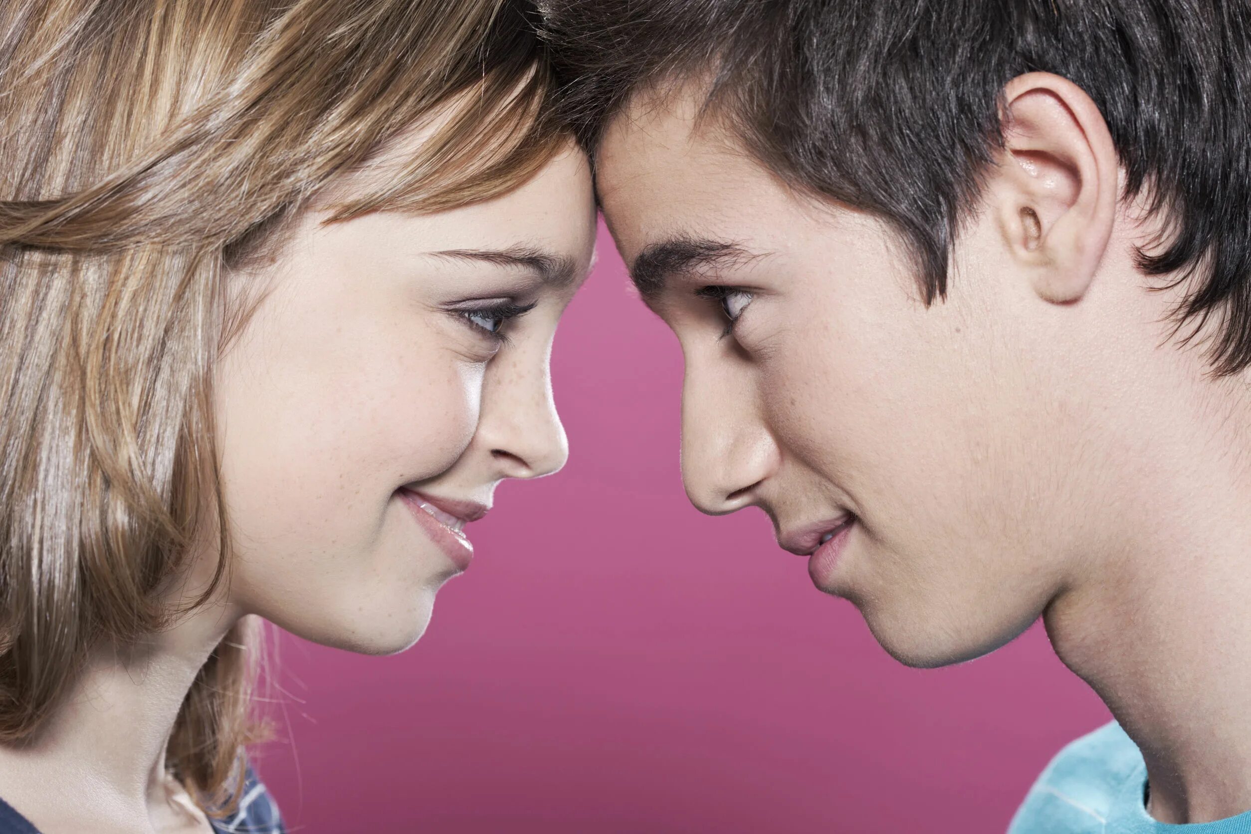 Looking at each other. Любовь к противоположному полу. Романтические отношения в подростковом возрасте. Любовь в юношеском возрасте. Влюбленный взгляд подростка.