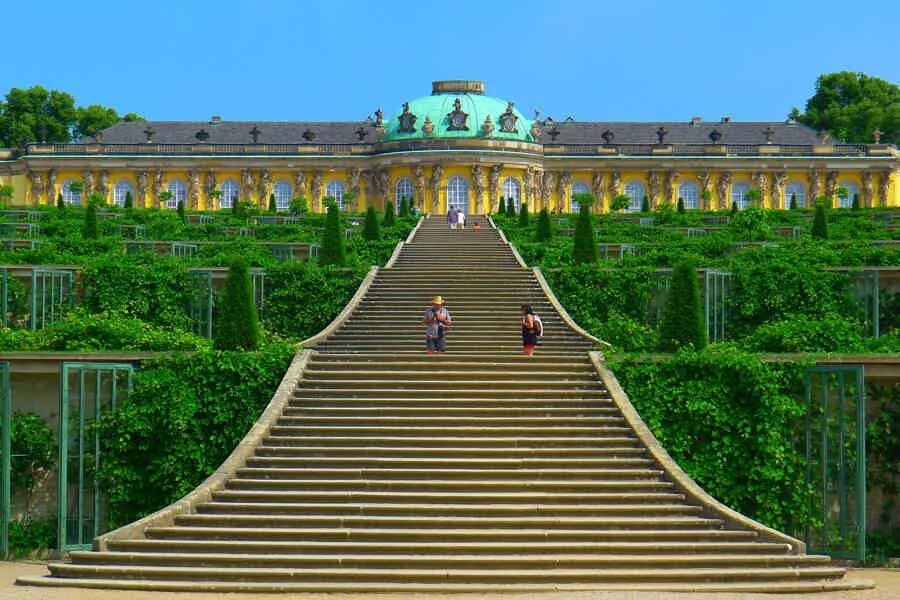 Сан-Суси (ориг. Sanssouci) - самый известный дворец Гогенцоллеров, который распо