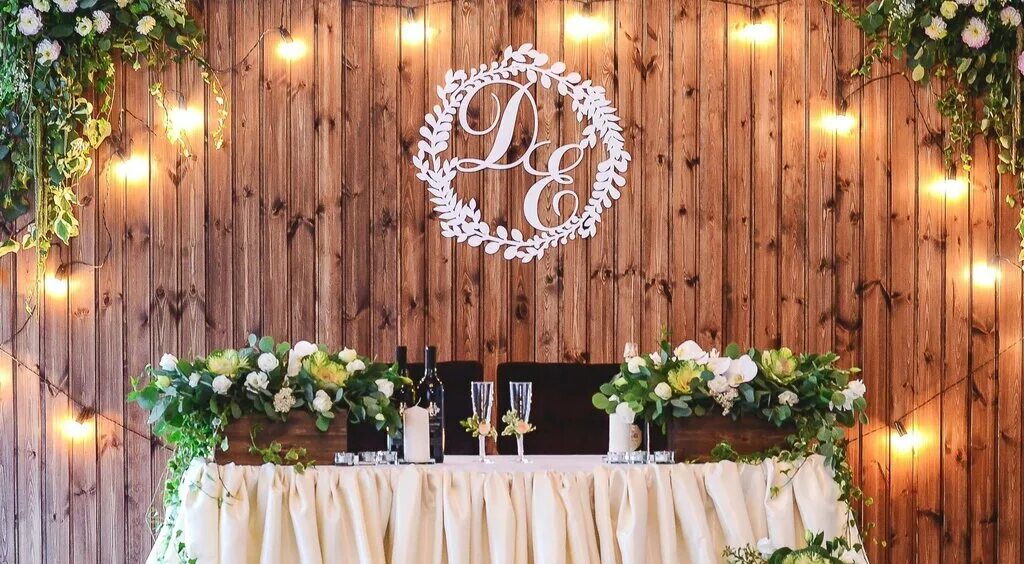 Стол молодых 2. Цветочная композиция на свадебный стол. Свадебный стол молодоженов. Украшение стола молодоженов на свадьбу. Украшение стола молодых.