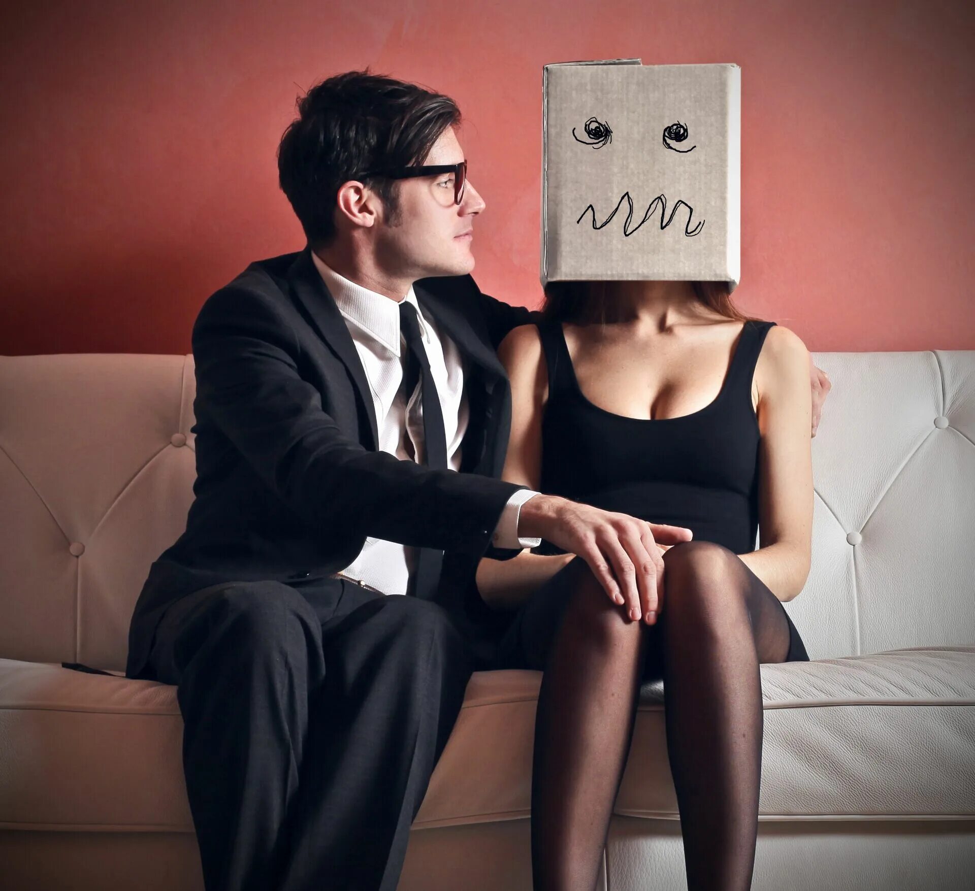 Женщина убеждает мужчину. Fear of marriage. Видео где все женщины мужчины. Девушка выбирает между парней. Видео где все женщины мужчины.