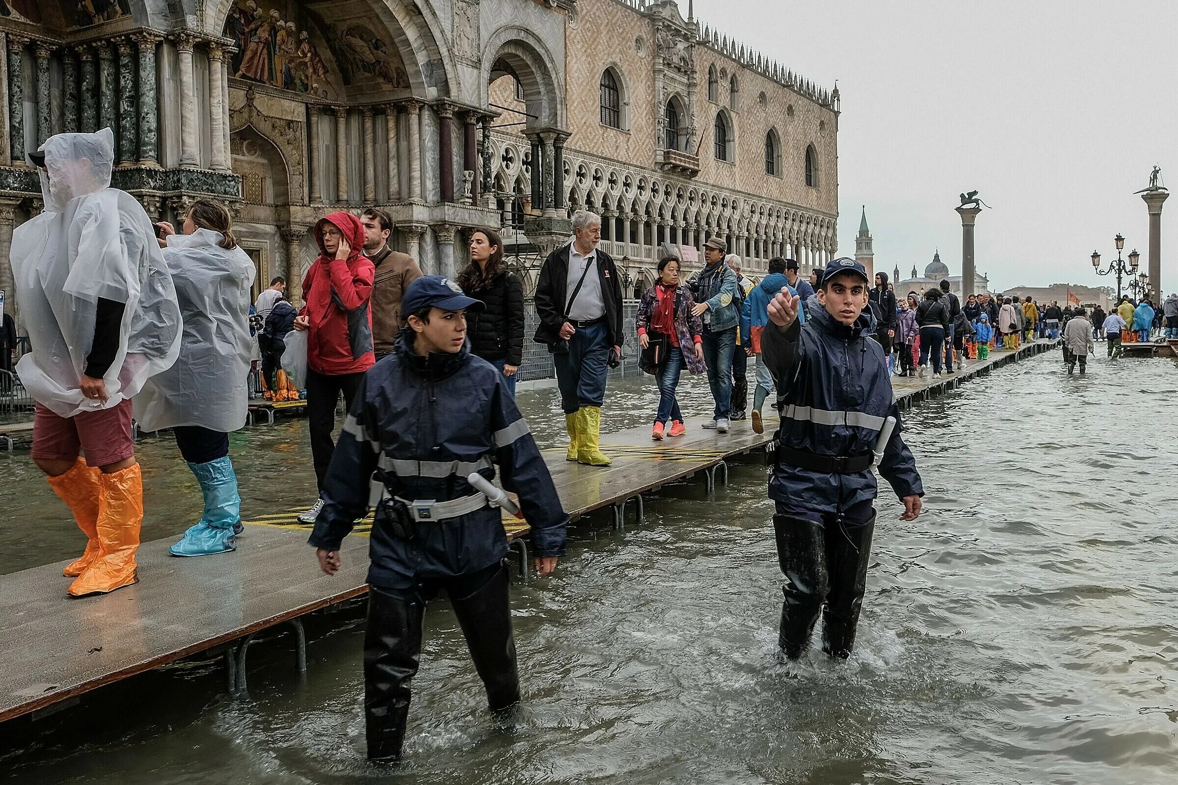 Полиция Венеции. Венеция дно. Венеция уходит под воду. Страны ушедшие под воду