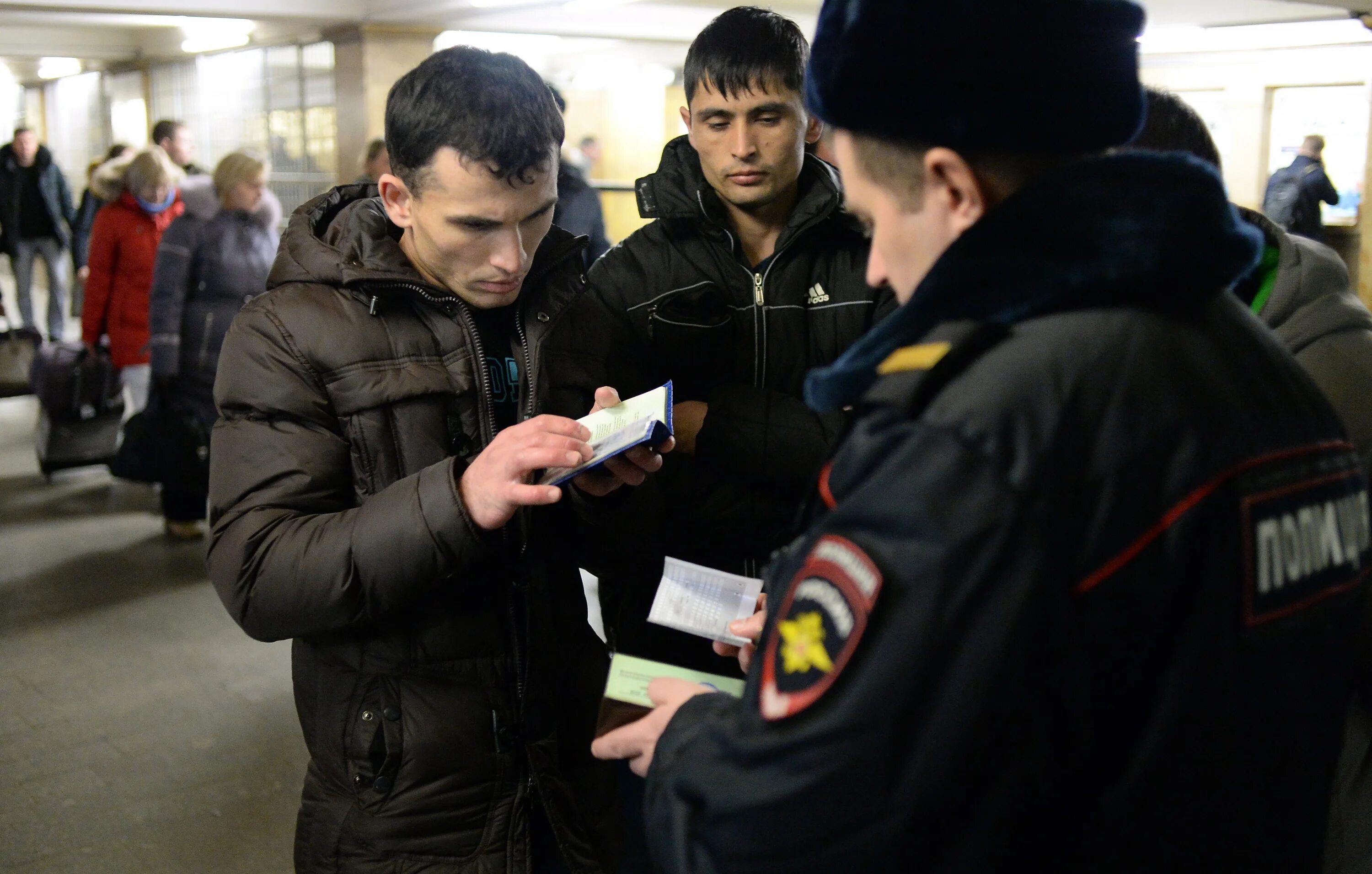 Фмс гражданин таджикистан. Рейд на мигрантов 2022 в Москве. Преступность мигрантов. Полиция проверяет мигрантов. Полиция и иностранные граждане.