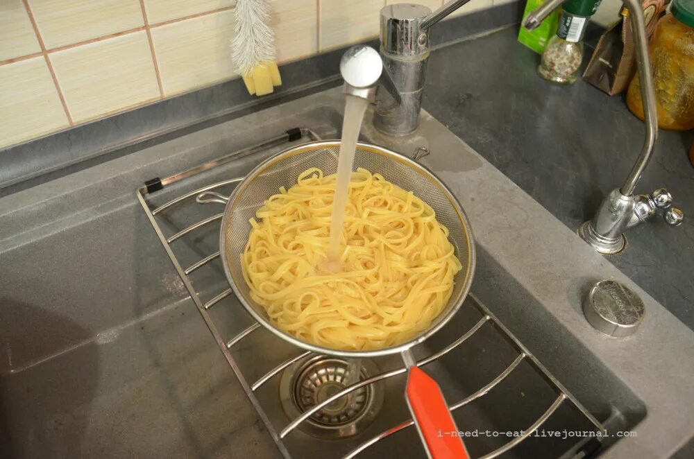 Промывать ли спагетти после варки. Промыть макароны. Сливать макароны. Держалка для варки макаронных. Варка спагетти.