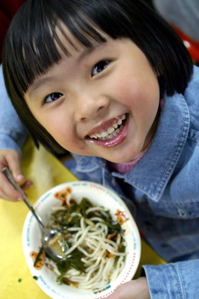 Младенец китаец. Японская трапеза. Японец ест лапшу. Кореец ест лапшу. В китае ели детей.