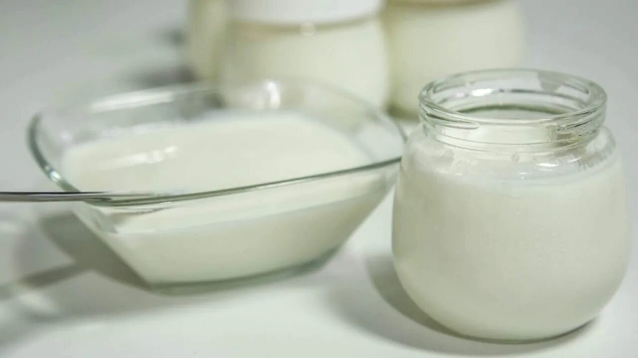 Сметана кормящим мамам. Сметана фото. Список продуктов после кесарева сечения. Питание мамы на гв. Кефир на гв.