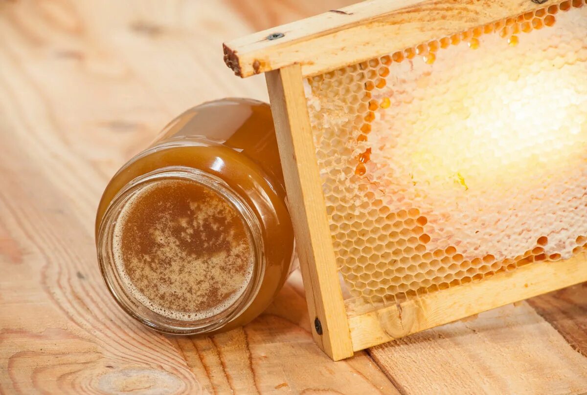 Мед порченный. Брожение меда. Забродивший мед. Пена на меде. Мед прокис.