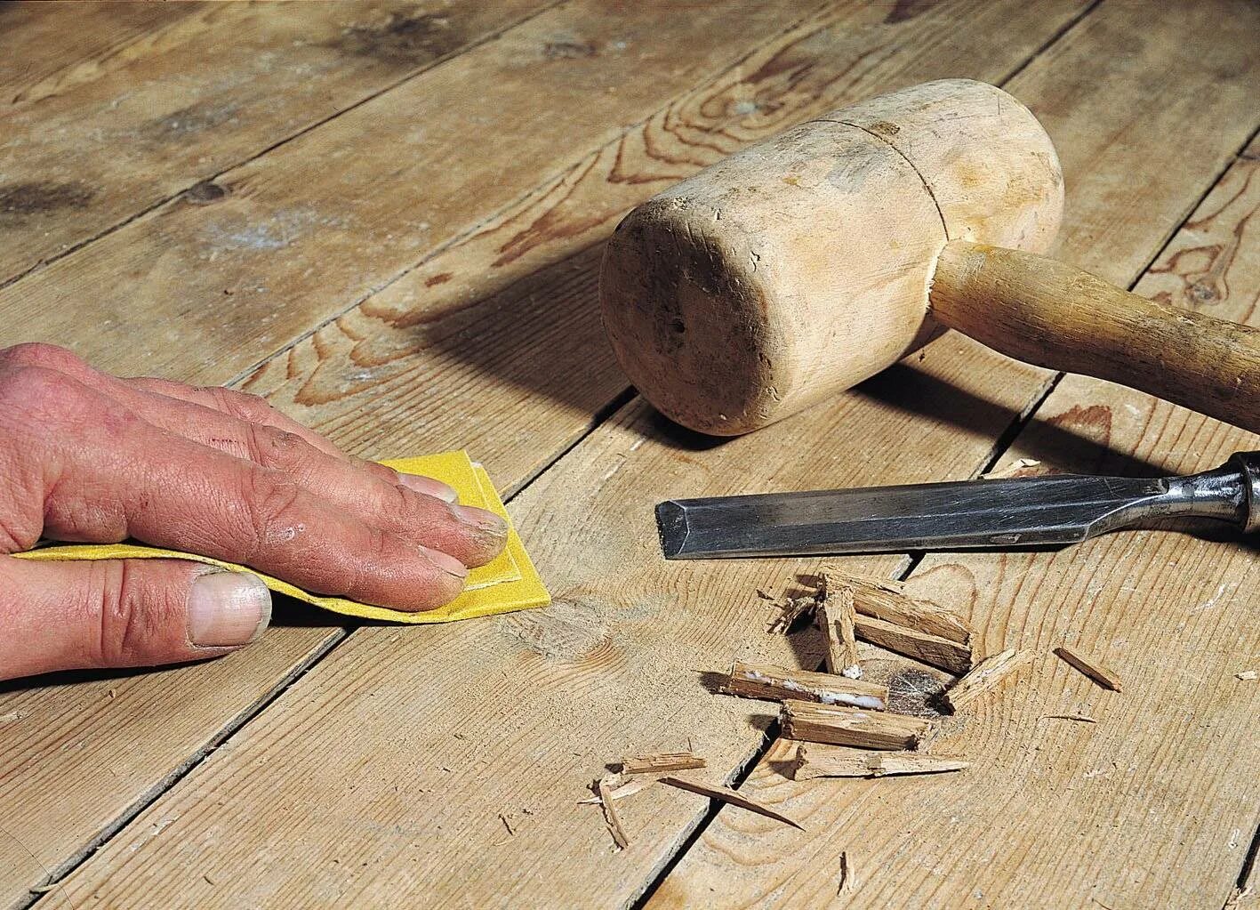 Скрипишь что можно сделать. Заделка деревянных щелей. Заделывание щелей в деревянном полу. Скрипа деревянного пола. Циклевание древесины.