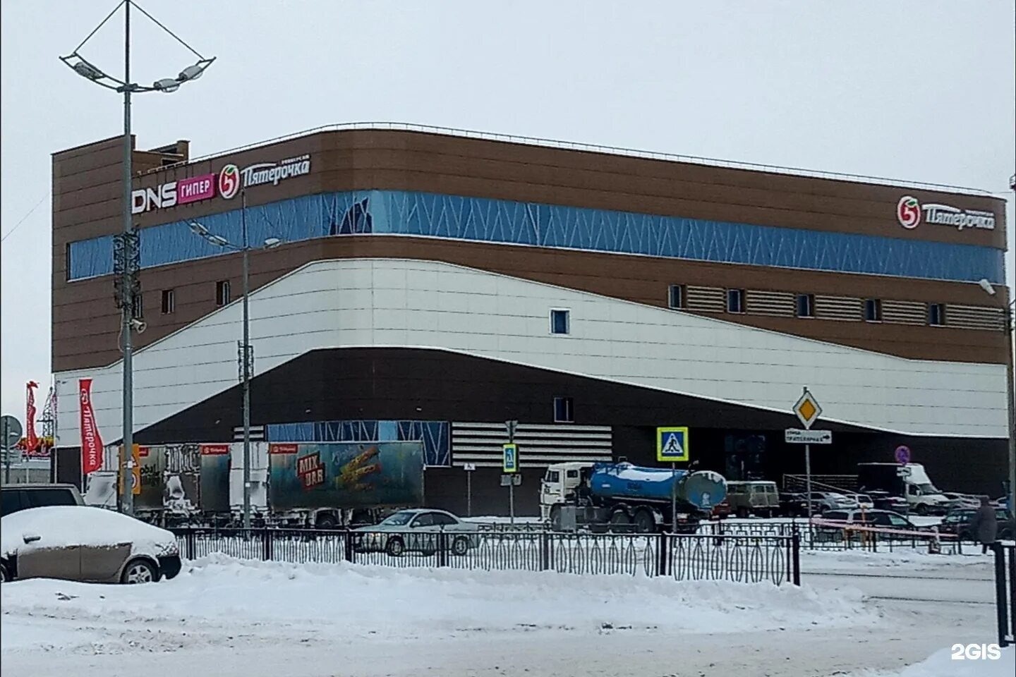 Торговый центр город новый уренгой бумеранг. Торговый центр проспект новый уренгой. Уренгой тц. Торговый центр солнечный новый уренгой фотографии. Торговый центр в новом уренгое солнечный.