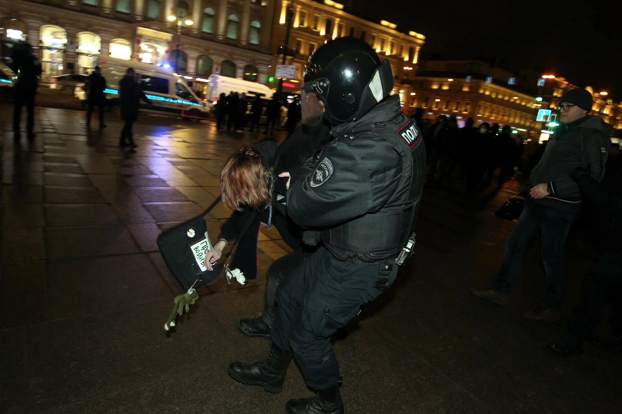 Митинг армия. Девушки полицейские на митинге. Военная полиция митинг. Военная милиция.