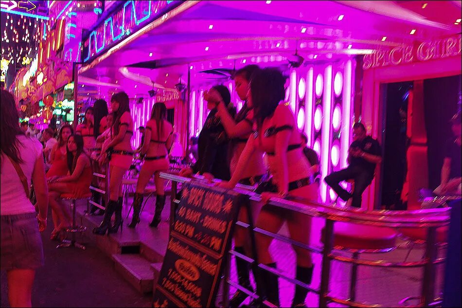 Красная улица бангкок. Бангкок улица красных фонарей. Soi Cowboy. Сой ковбой. Сой ковбой Бангкок фото.