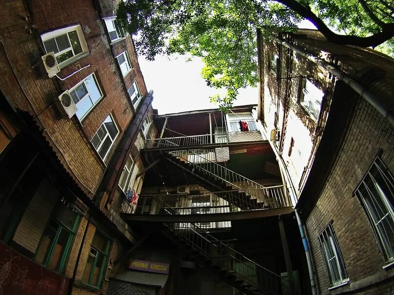 Старый дворик ростов на дону. Двор на двор ростов. Дворы в ростове на дону в центре. Богатяновка ростов-на-дону трущобы. Двор на двор ростов.