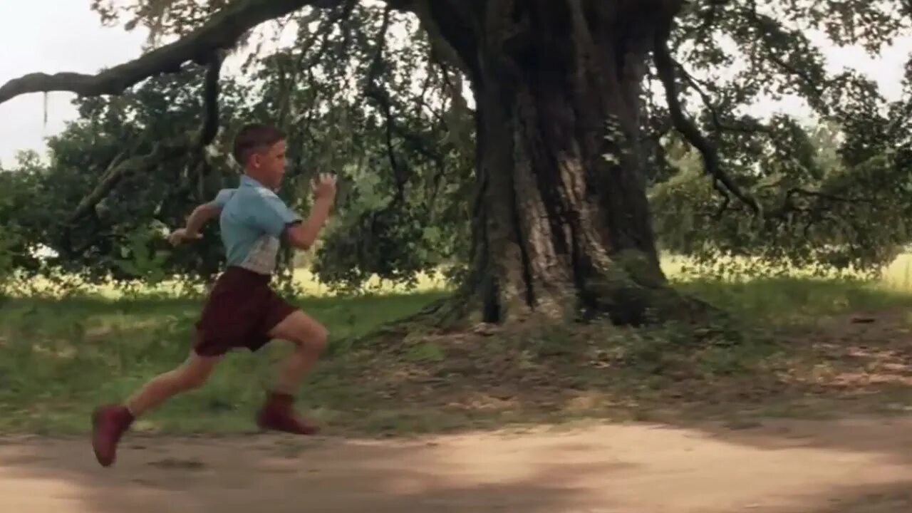 Tom hanks forrest gump. Форест гамп убегает от машины. Форрест гамп бег. Бегущий в плаще. Беги форест.