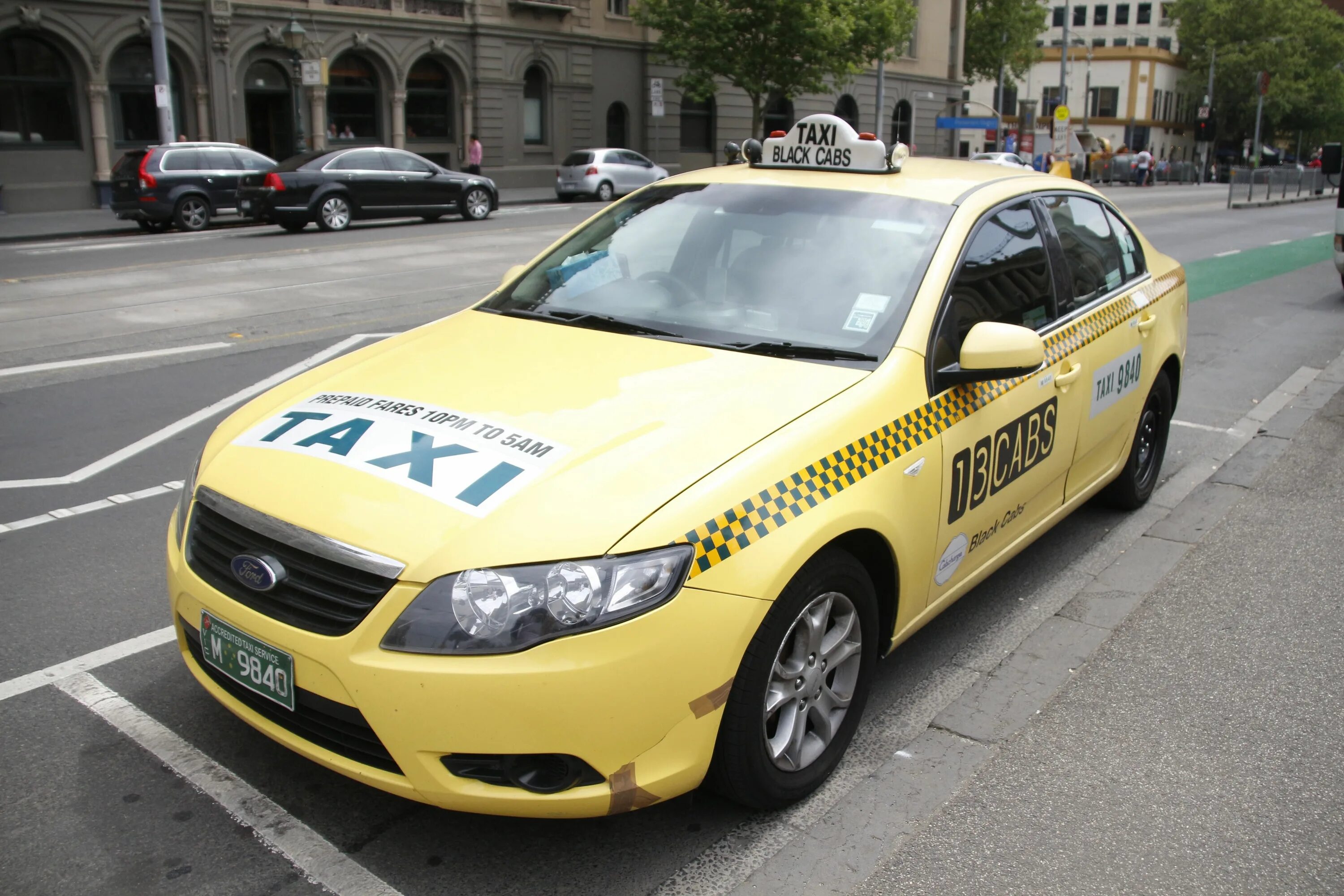 Фото такси машин. Таксопарк Yellow Taxi. Машина "такси". Автомобиль «такси». Такса в машине.