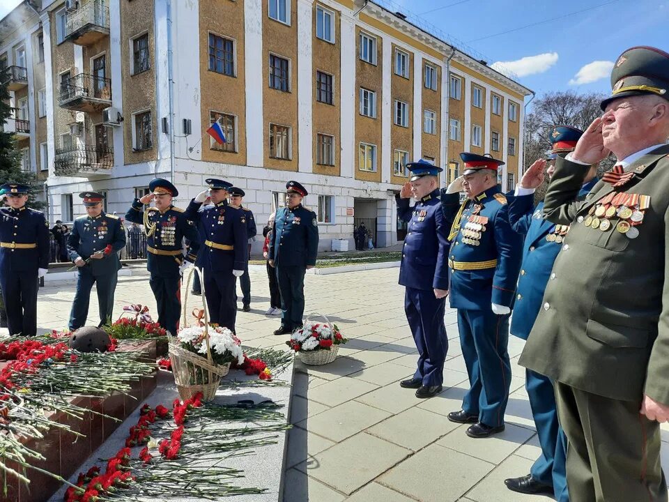 Парад 9 мая Киров. Возложение к Вечному огню народный фронт. 9 Мая 2022 года Киров возложение. Вечный огонь в Кирове. Новости дня победы