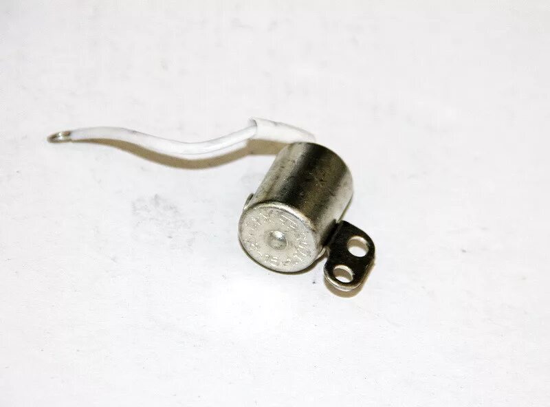 Конденсатор трамблера ваз 2101-07. Конденсатор трамблера ваз 2105. Конденсатор генератора 2101. Конденсатор ваз. Конденсатор на зажигание уаз.