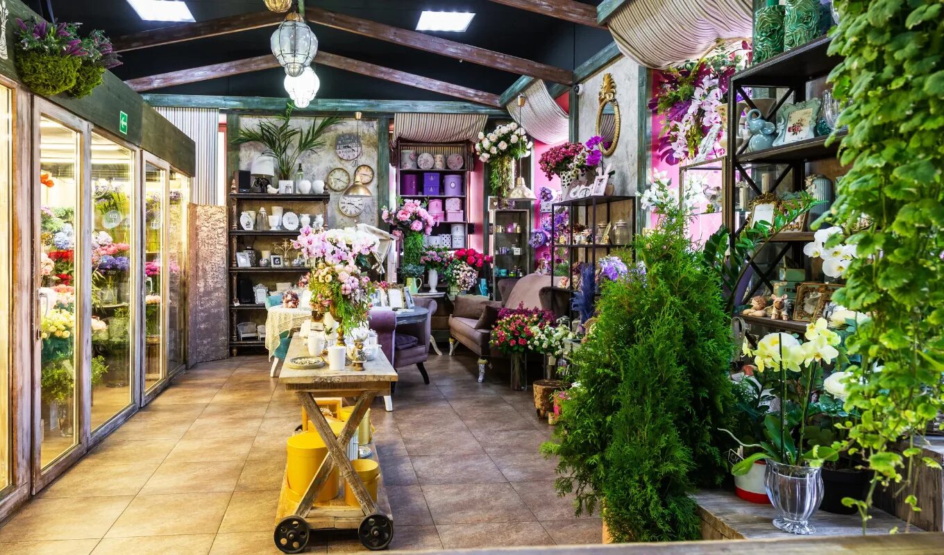 В цветочном магазине купили 15. Цветочный салон. Красивый магазин цветов. Красивый цветочный магазин. Декор цветочного магазина.