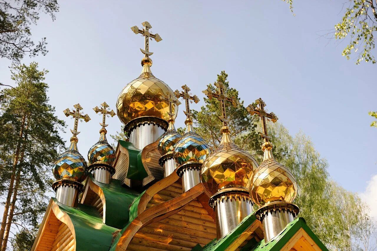 Византийский шлемовидный купол. 7 куполов. 7 куполов. Семикупольный храм в спб. Церковь с 7 куполами в москве.