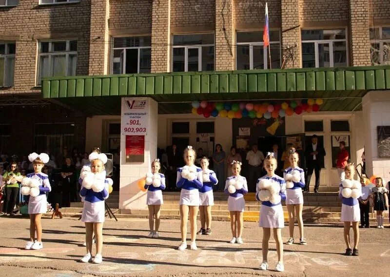 около школы. школа 88 ижевск учителя. школа 88 тольятти фото. школы тракторозаводского района волгограда.