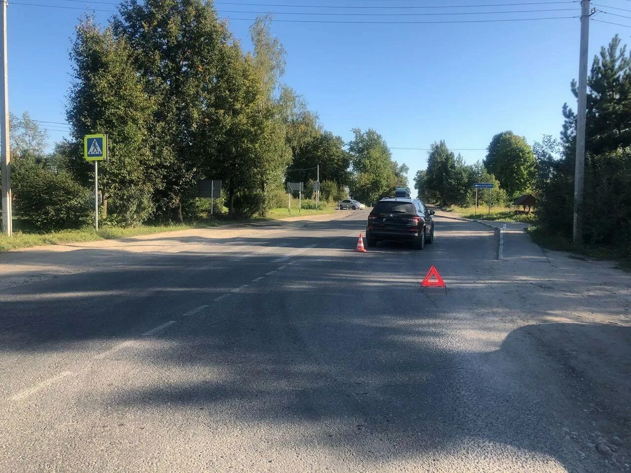 пешеход в деревне. чуваши кирово чепецк. перекюля ленинградская область. нерегулируемый пешеходный переход. пешеходный переход в канаву.