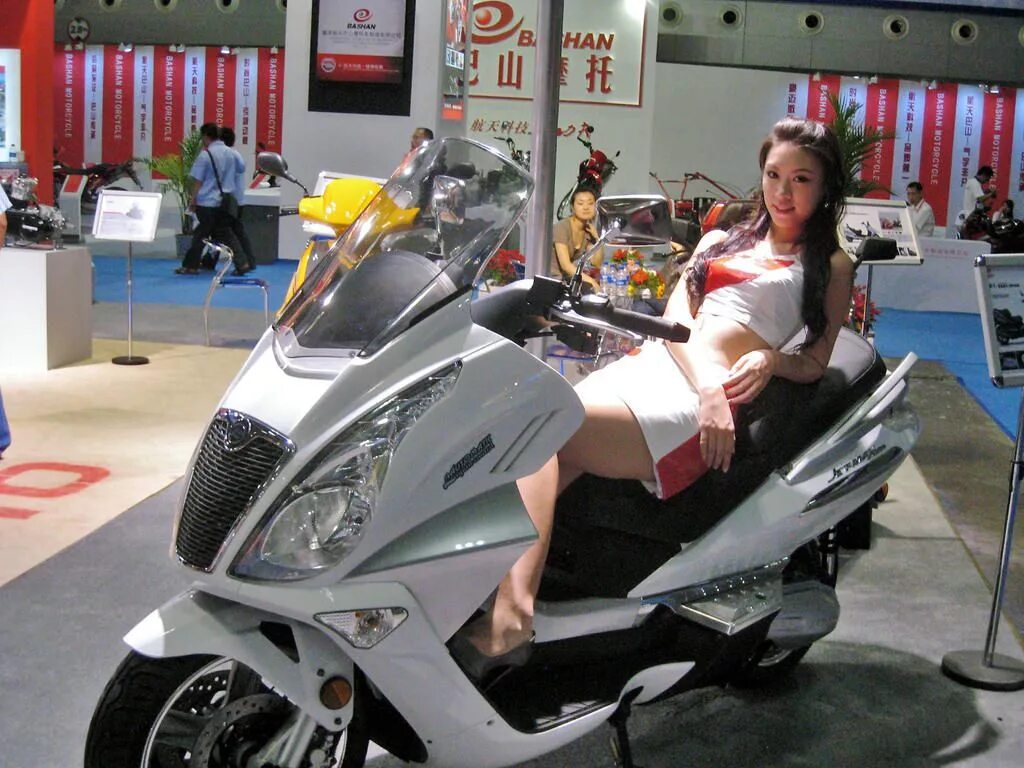Рабочий мопед. Китайский мотороллер. Самый большой скутер. Большие китайские мотороллеры. Большой мотороллер.