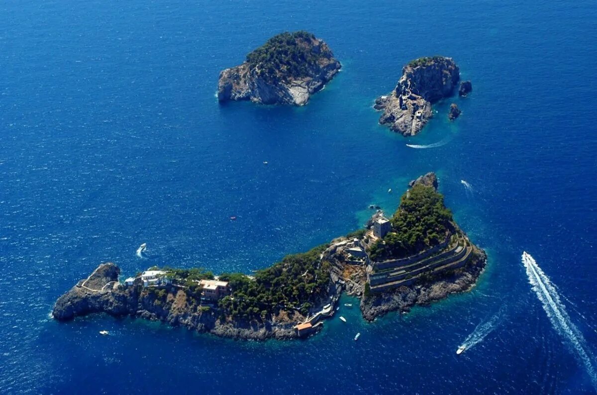 Большие острова средиземного моря. Остров-Дельфин, побережье Амальфи, Италия. Остров Сиренузе Италия. Остров Амальфи Италия. Остров ли Галли Италия.