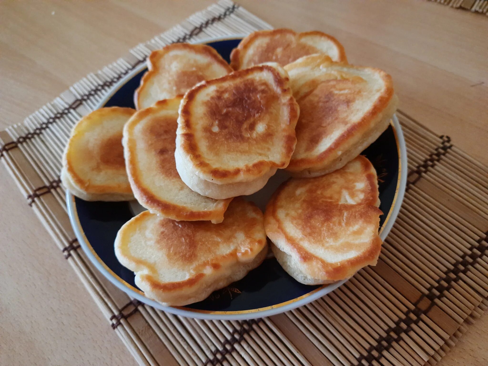 Пышки на кефире жареные на сковороде пышные. Пышки без дрожжей. Оладьи на кефире без дрожжей. Пышки на кефире. Пышки на молоке.