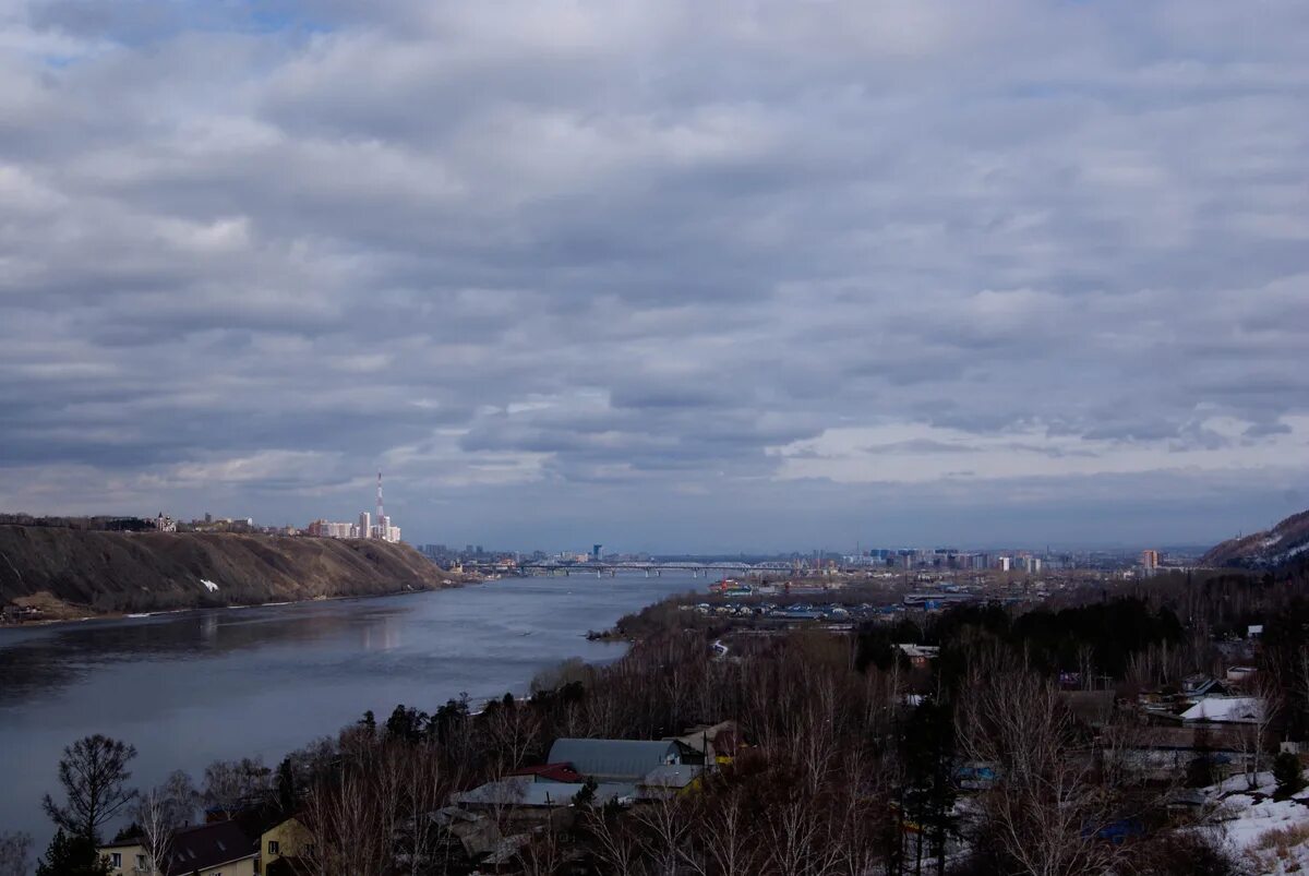 Март в Красноярске. Красноярск в марте. Красноярск вид на Енисей с тихих Зорь. Красноярск вид на гору с Перенсона.