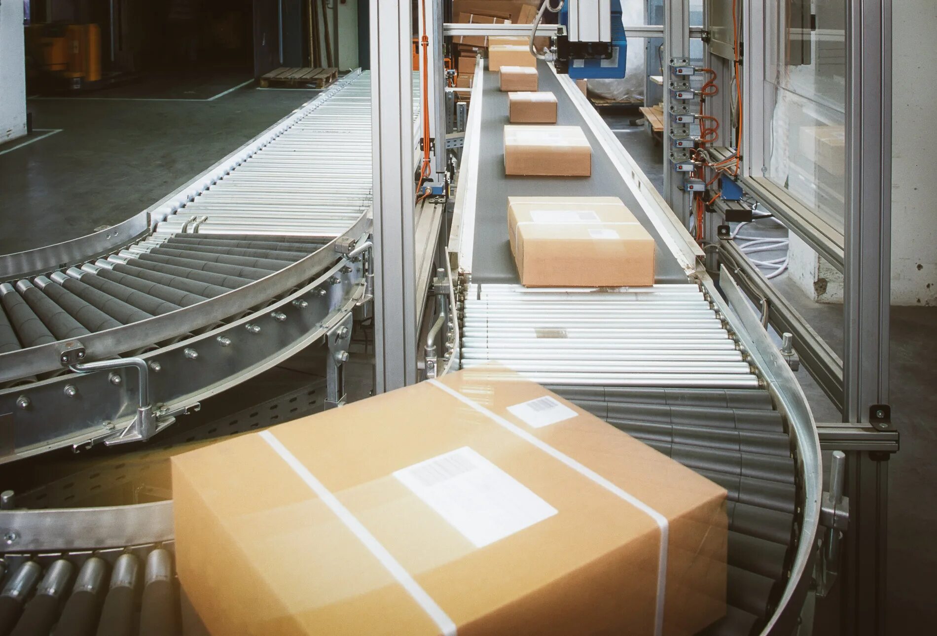 Конвейер с продукцией. Конвейер выпуска. Транспортер на производстве. Конвейер. Ваз 2101 на конвейере.