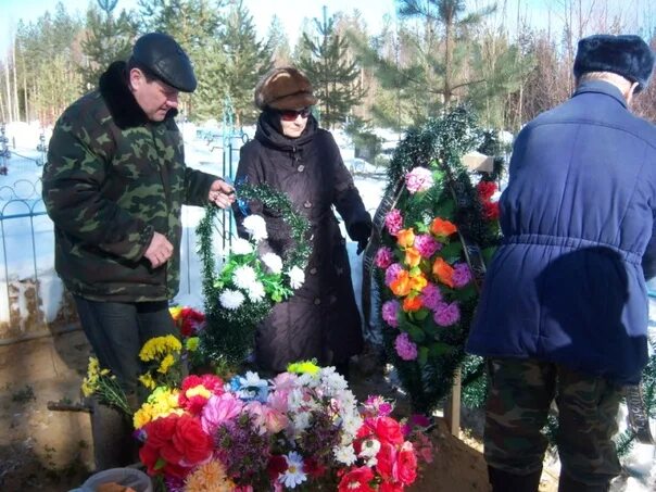 Сколько людей похоронено на кладбище. Нижневартовское кладбище. Могила Михаила Степанова. Похороны Михаила Степанова.