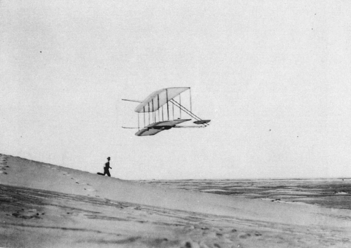 Самолет был в полете в первый день. Первый полет братьев райт 1903. братья райт первый самолет. братья райт 1908. первый планер братьев райт.