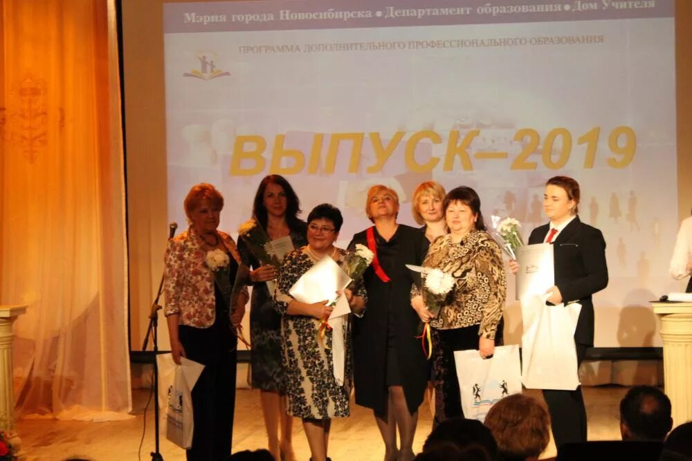 дом учителя новосибирск. московский городской дом учителя. сайт дом учителя. «площадь учителя» новосибирск фото. петербургский камерный женский хор.