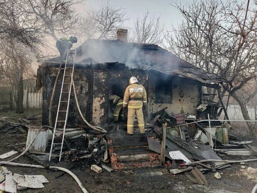 Белгород гибнет. Сгоревшее здание. Пожар в доме. Пожар фото. Сгоревший дом.