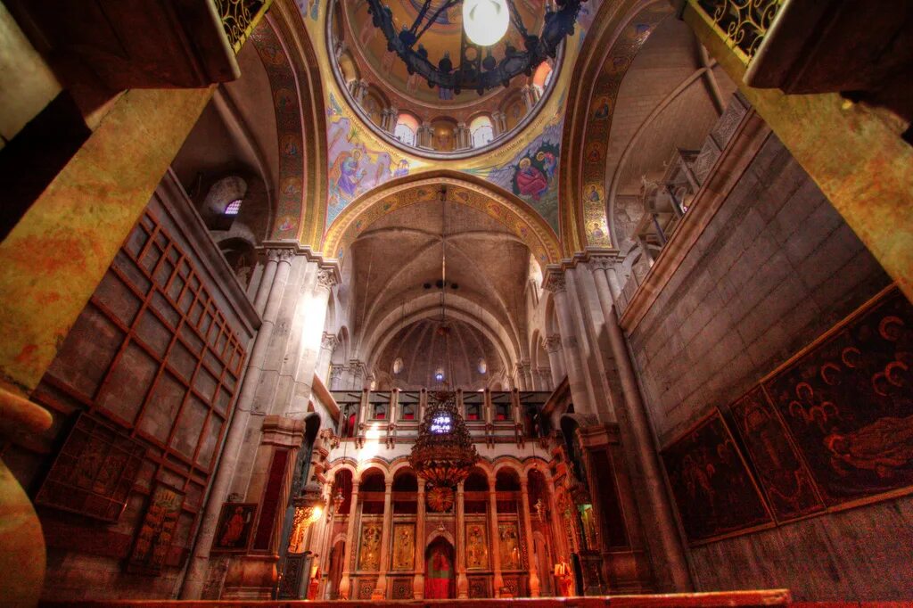 Кувуклия в храме гроба господня в иерусалиме. Храм господень в иерусалиме кувуклия. Храм гроба господня внутри. Пещера гроба господня в иерусалиме. Храм воскресения христова в иерусалиме.