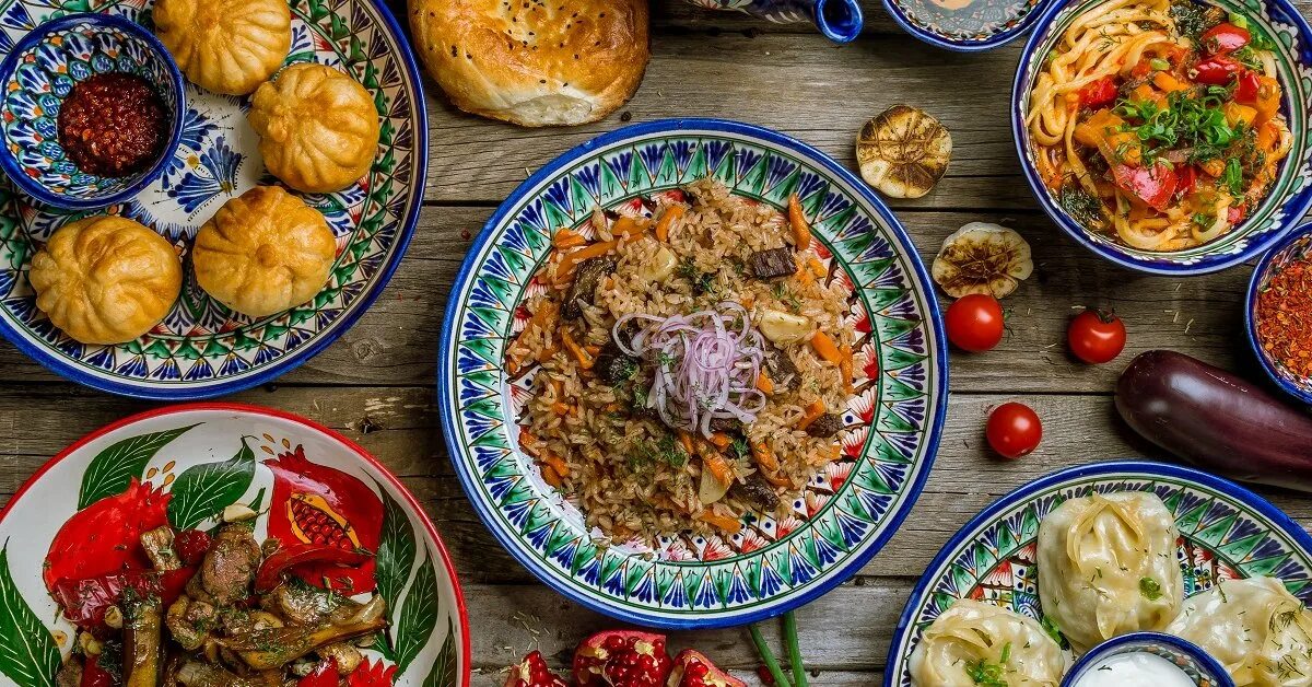 Узбекская национальная кухня. Плов узбекский дастархан. Восточная кухня плов Чайхана. Плов манты самса лагман узбекский. Узбекская кухня традиционные блюда.