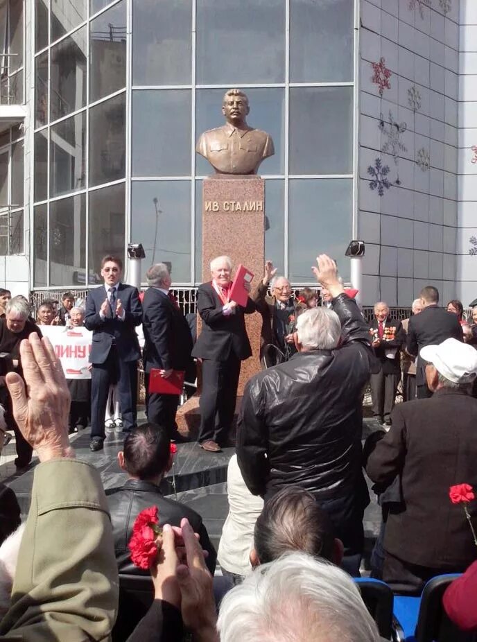 Памятник сталину в челябинске. Почему нет памятников сталину. Памятник сталину в москве. Лнр статуи ленину. Надгробный памятник и.