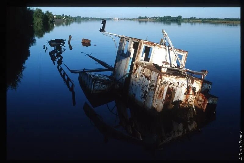 Саратов Волга затопленные баржи. Затонувшие корабли на реке Волга. Каховское водохранилище баржа. В Васильсурске затонувшая баржа. На дне волги астрахань