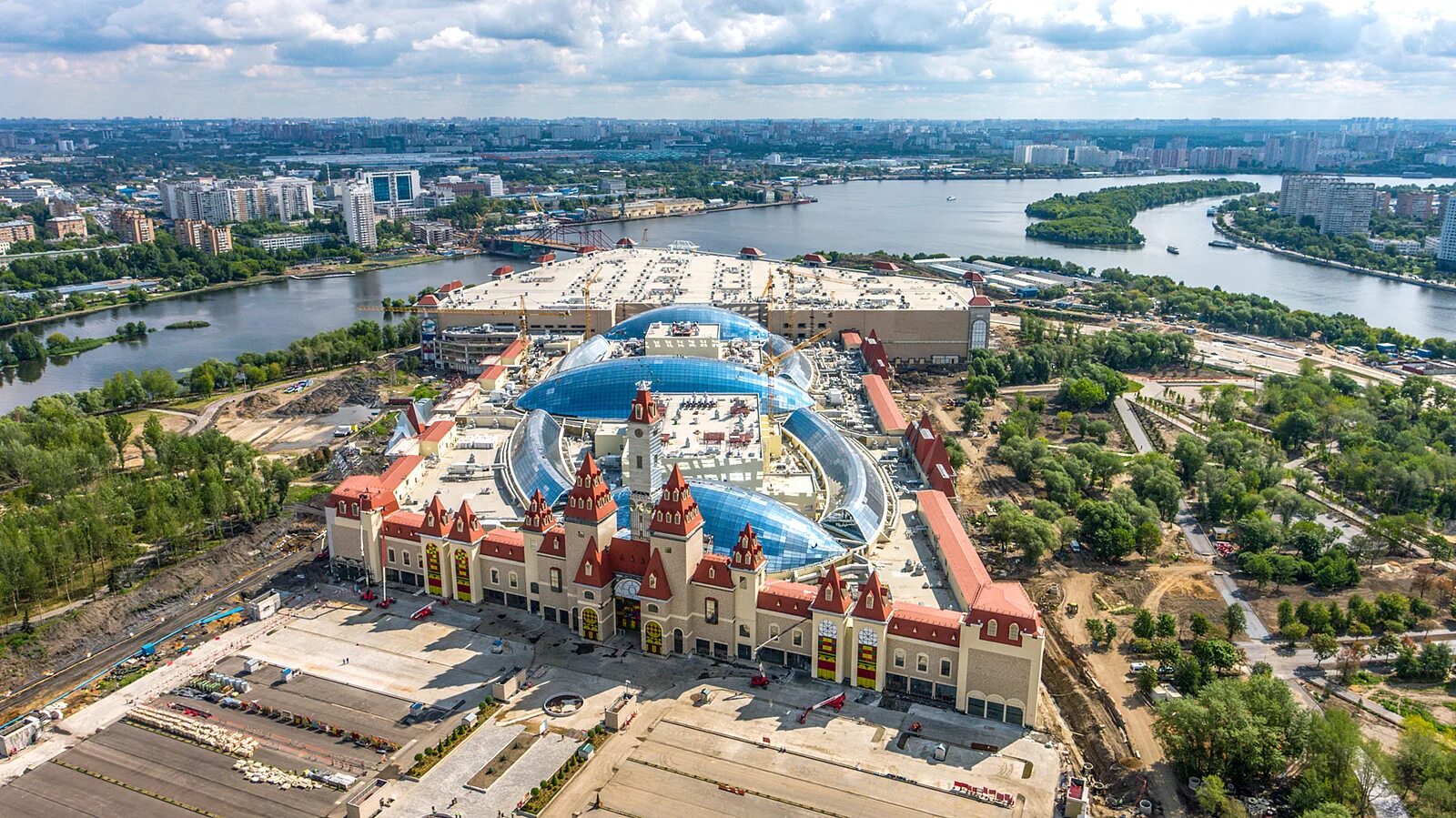 Остров мечты посетили. Диснейленд в москве остров мечты. парк нагатинская пойма диснейленд. парк развлечений в москве остров мечты. остров мечты в нагатинской пойме.