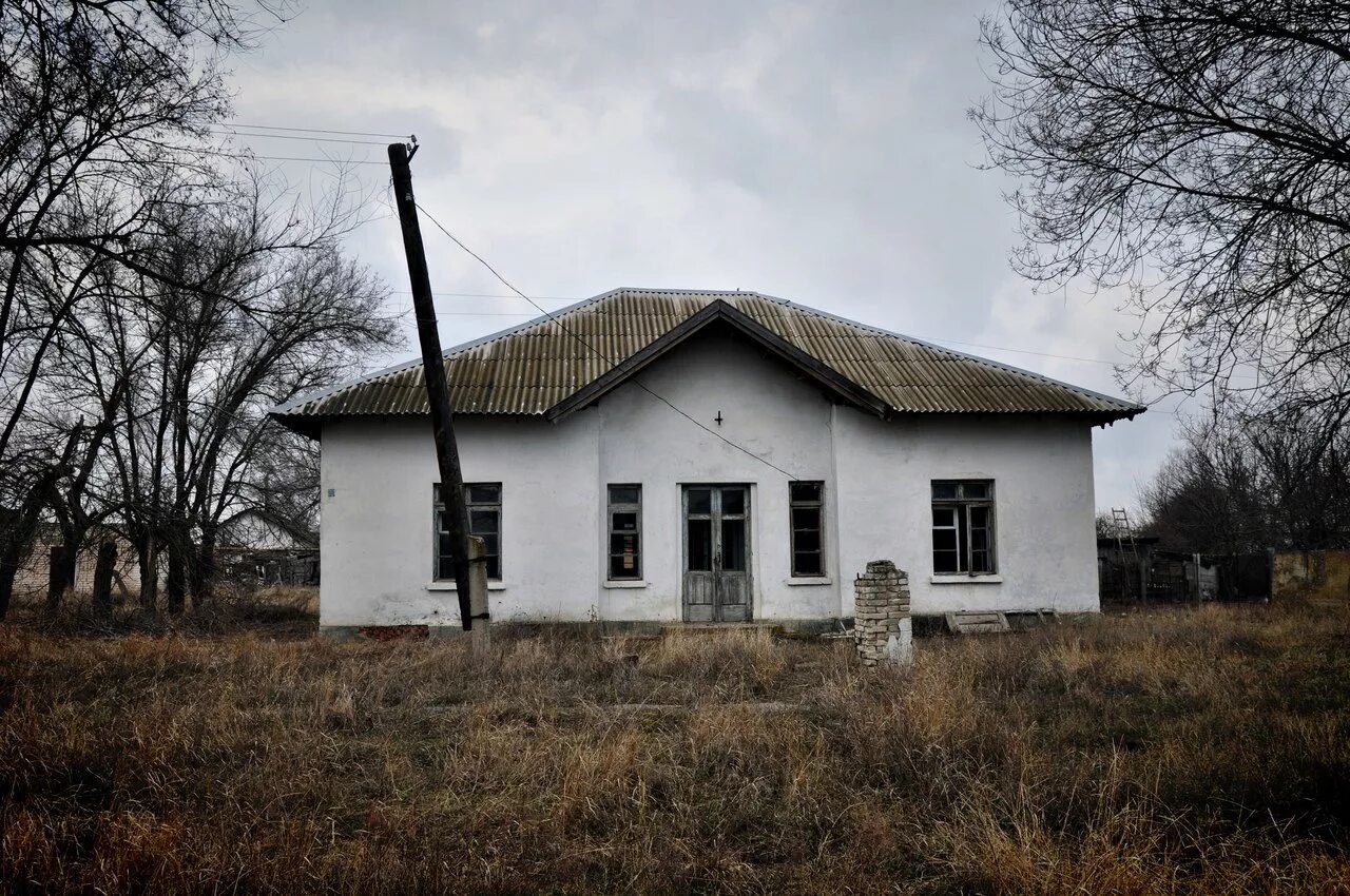 Поселковый сайт. Заброшенный сельский клуб. Заброшенные места Воронежской области. Заброшенная Сельская школа. Сельский клуб старый заброшенный.