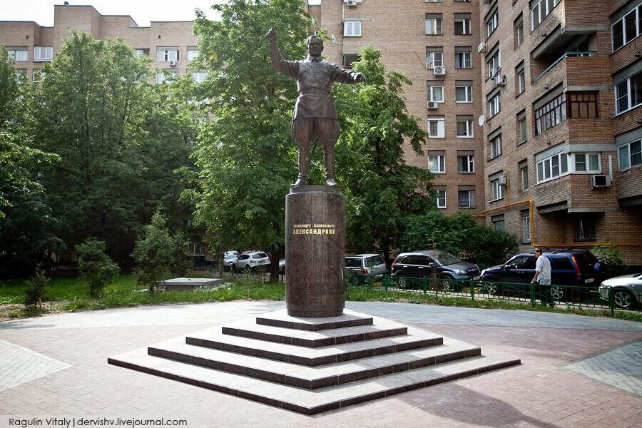 Памятник Александрову в Москве. Памятник Александру Александрову в Москве. Памятник композитору Александрову в Москве. Памятник а. Александрову в Москве в Земледельческом переулке. Памятник александру александрову