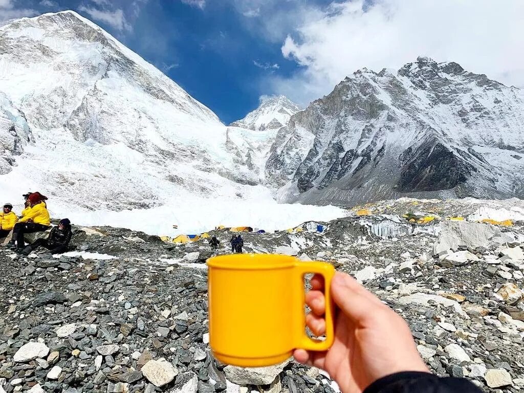 Кипение в горах. Кипячение воды на Эвересте. Девушка на Эвересте. Кипение воды на Эвересте. Эверест вода.