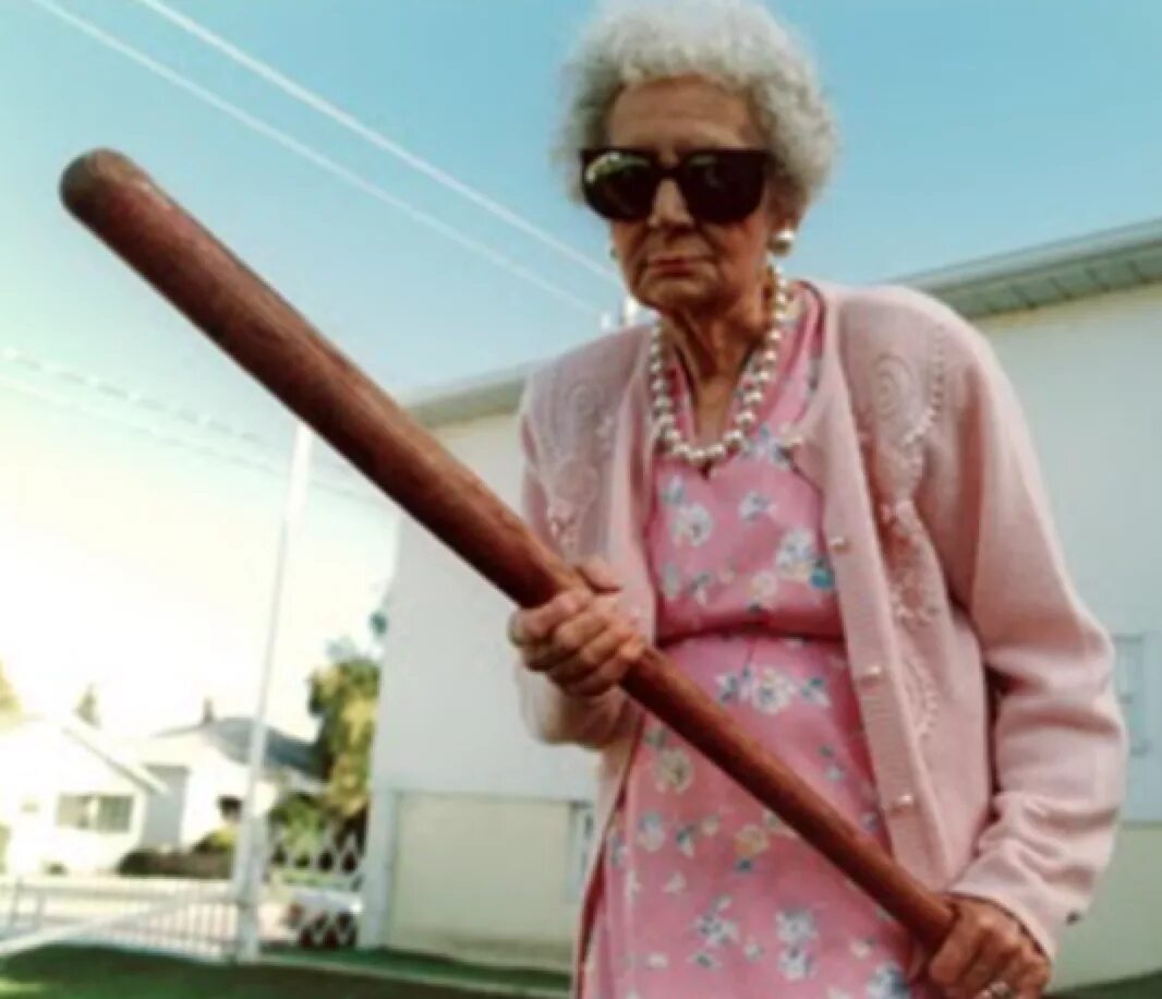Бабка для труб. Бабуля отжигает. Бабушка с оружием. Бабушка с вибратором
