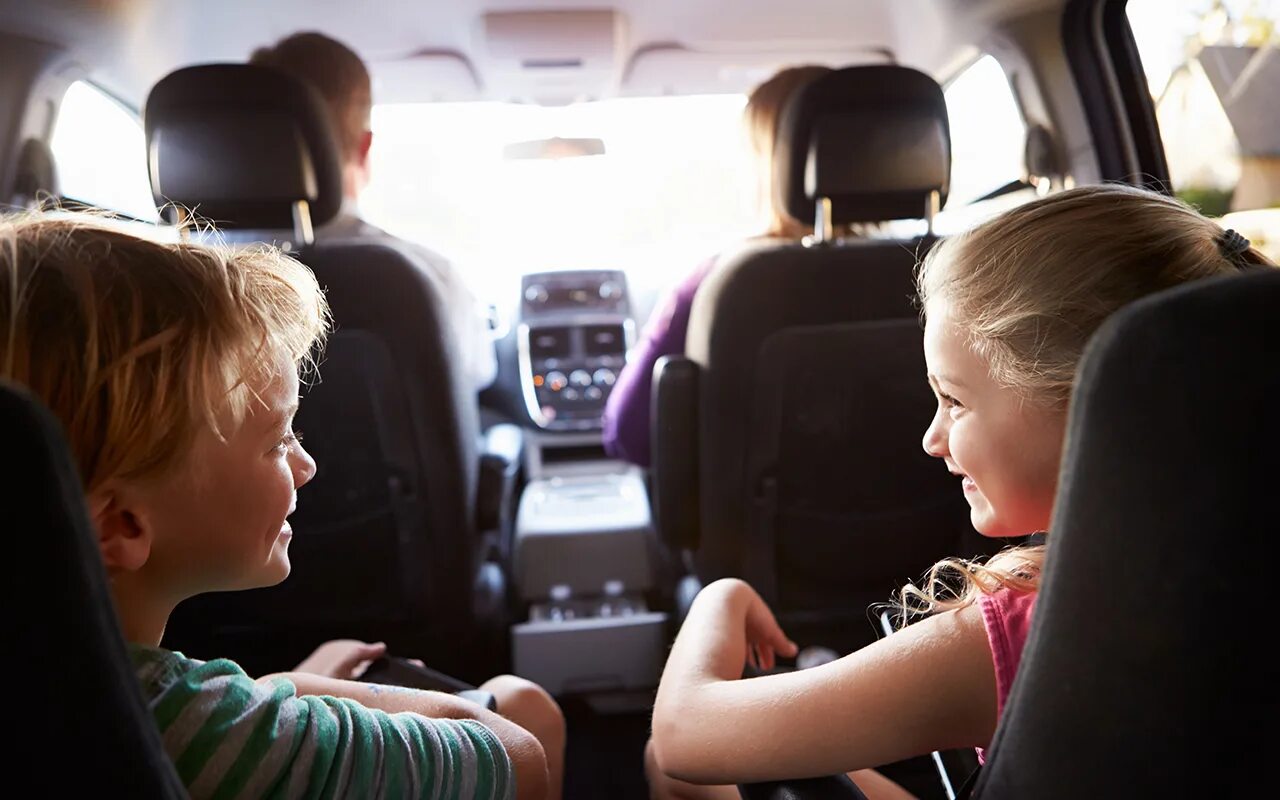 Пассажир или пасажир. Поездка с детьми на машине. Автомобиль семьям с детьми. Семейная машина. Родители и дети в машине.