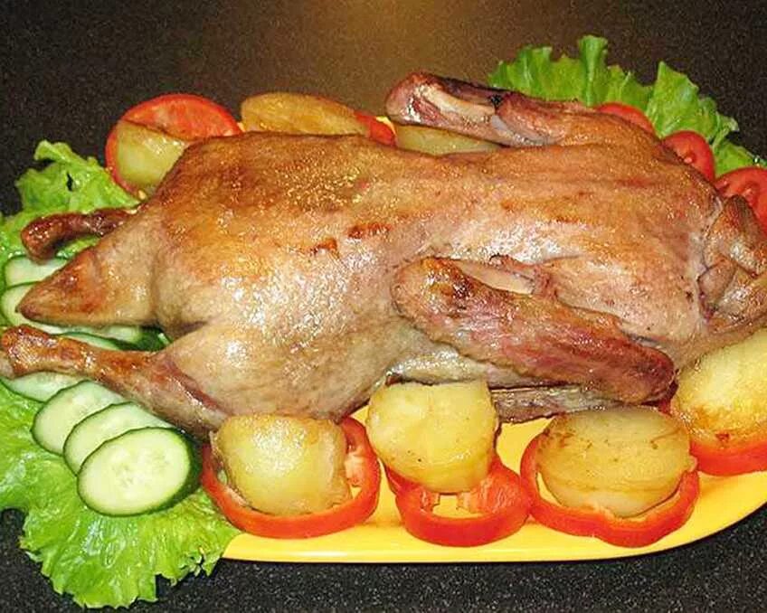 Утка готовая. Утка запеченная. Уточка улыбается. Утенок. Утка с белой головой.