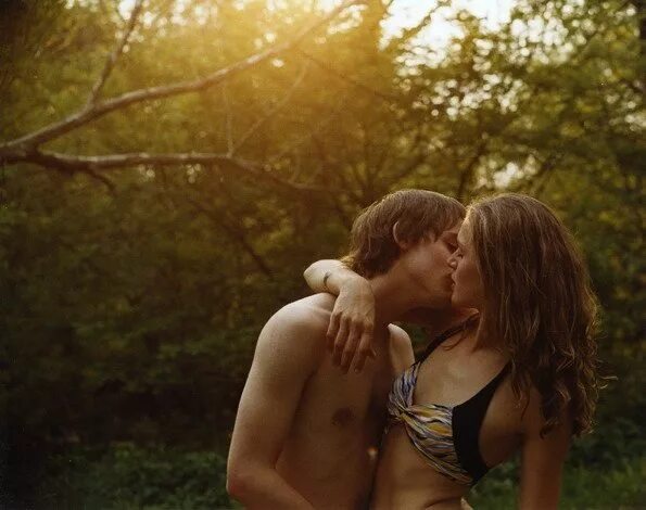 Молодые девчата молодые пацаны. Мальчик и девочка любовь в 12 лет. Влюбленные пары на природе. Фотосессия на природе пара. Сексуальность подростка.