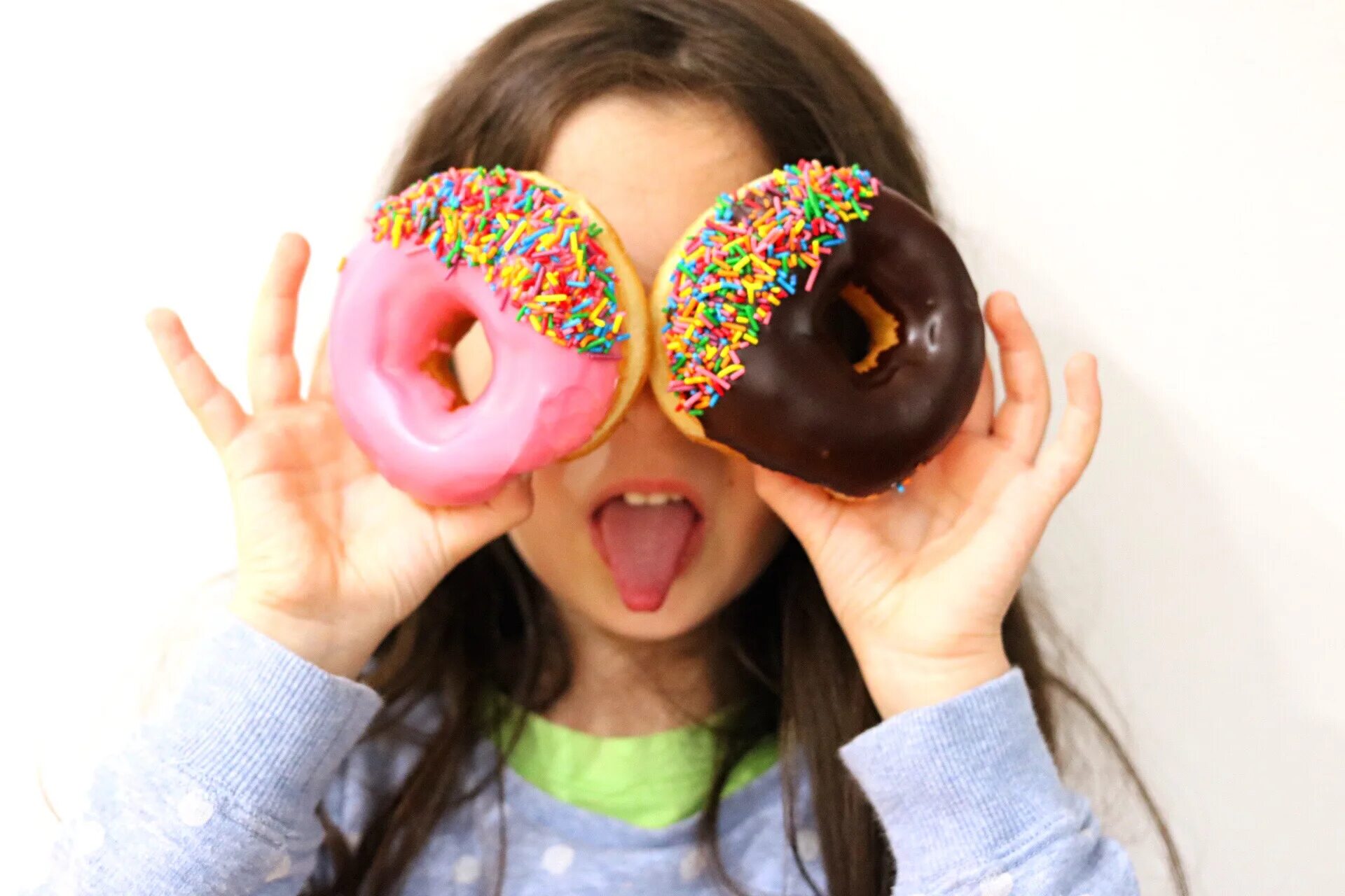Donut girl. Девушка ест пончик. Женщина пончик. Девушка с пончиком актриса. Фото с пончиком девушки.