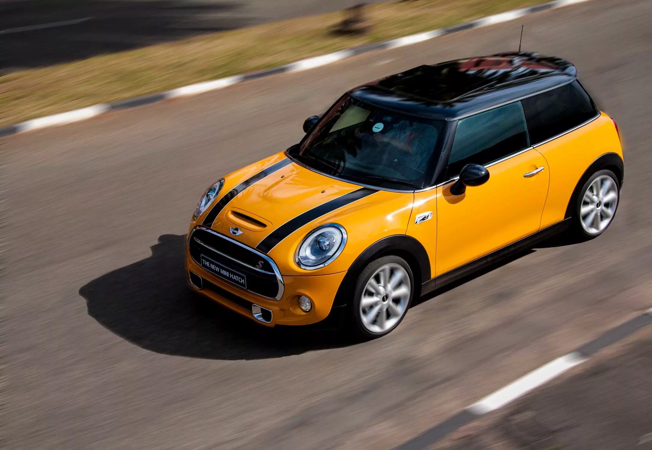 Mini cooper отзывы. Мини Купер 2014. Мини Купер s 2014. Золотой мини Купер. Мини Купер 2021 белый.