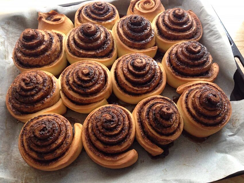 Улитка синабон. Синнабон с маком. Булочки синабон с маком. Cinnabon булочки с корицей.