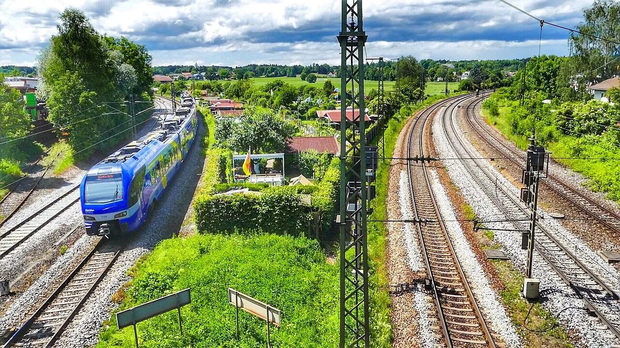 Railway line. Железнодорожные линии. Электрические железные дороги. Рельсовая линия. Поезд линиями.